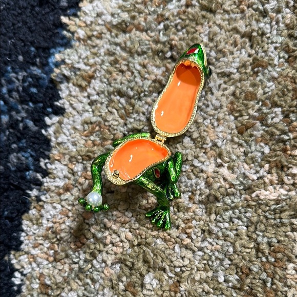 Frog Kissing the Pearl Trinket Ring Box Hinged Hand Painted Figurine Jewel NWOT - Picture 4 of 16